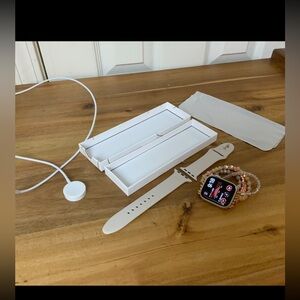 Apple Watch Series 7 41MM GPS Starlight Aluminum Case Starlight Band & Charger